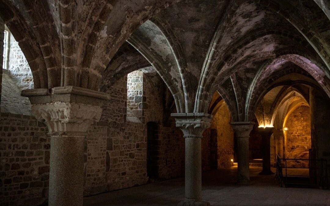 Sous le chœur gothique d’Auxerre : que nous révèle la crypte romane de l’évêque Hugues ?