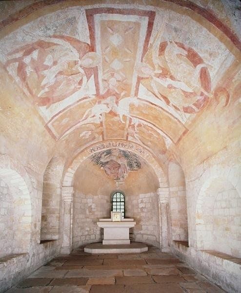 Crypte romane voûtée avec fresques murales et petit autel